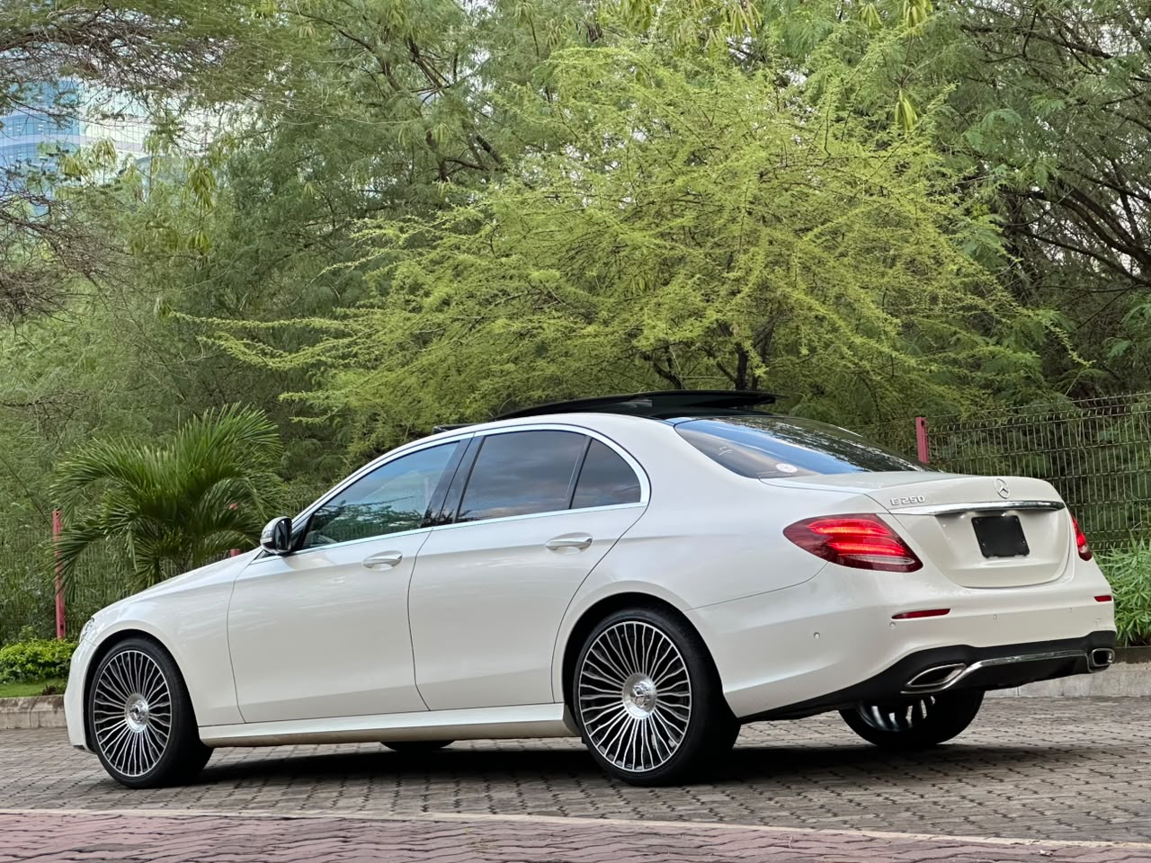 MERCEDES BENZ E-CLASS 250 thumbnail 9
